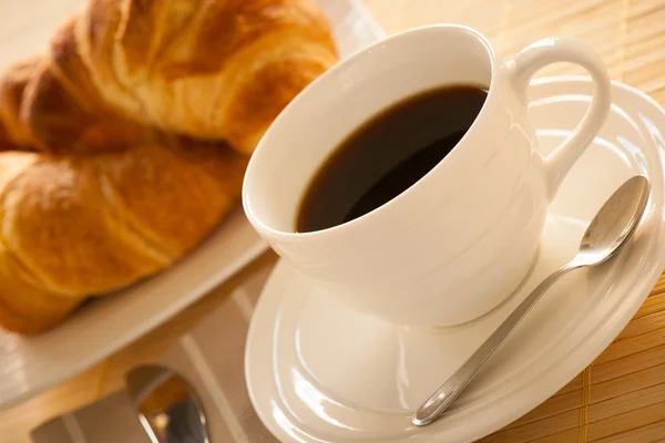 Šálek kávy a croisants podává k snídani — Stock fotografie