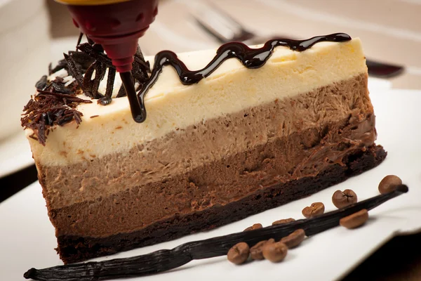 Pastel de chocolate y vainilla con jarabe de chocolate —  Fotos de Stock