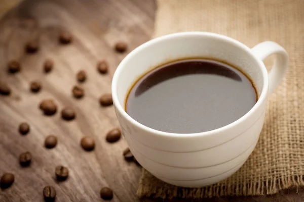 Xícara de café preto servido na mesa de madeira — Fotografia de Stock