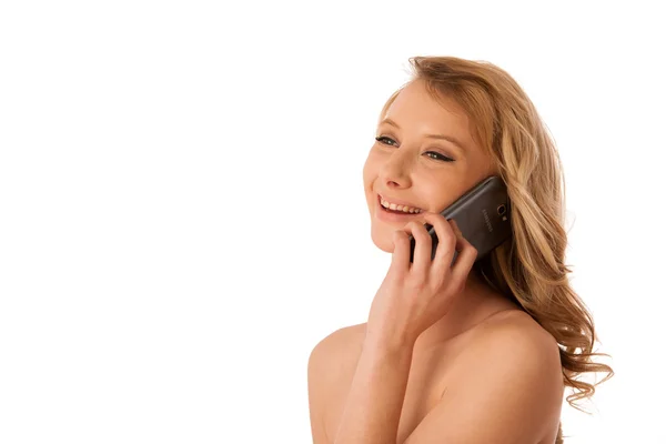 아름 다운 젊은 백인 여자는 smartphone에 말하기 — 스톡 사진