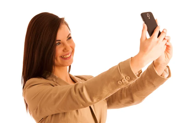 Bella donna che si fa un selfie con smartphone su sfondo bianco — Foto Stock