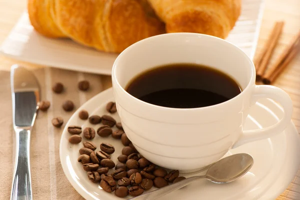 Xícara de café e croisants servidos para o café da manhã — Fotografia de Stock
