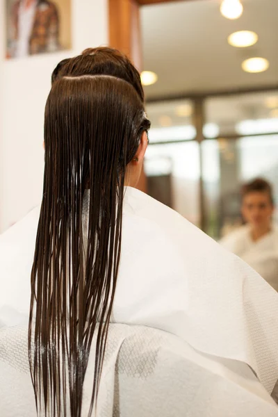 Peluquería haciendo el tratamiento del cabello a un cliente en el salón — Foto de Stock