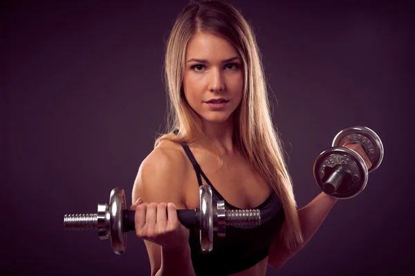 Atractiva joven haciendo ejercicio con pesas - bikini fitne —  Fotos de Stock