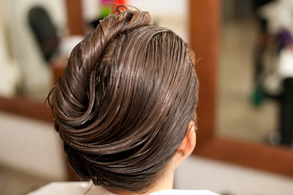 Coiffeur faisant le traitement des cheveux à un client dans le salon — Photo