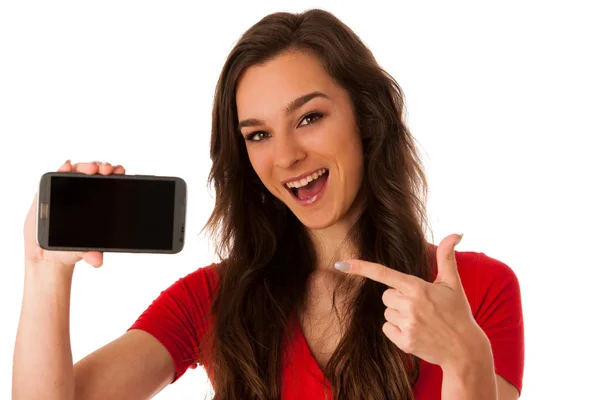 Mulher de negócios jovem bonita mostrando uma nota feliz em sua inteligente — Fotografia de Stock