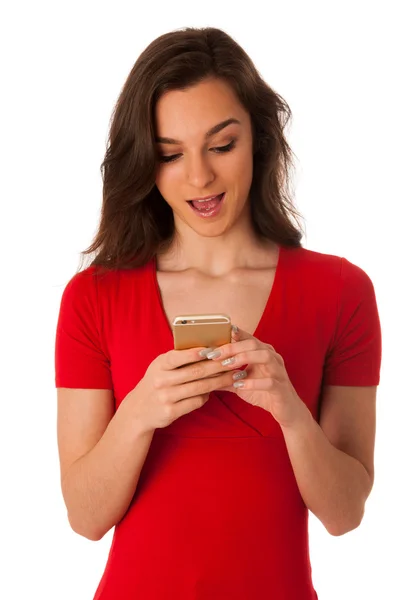 Belle femme en t-shirt rouge tapant un message court sur le téléphone intelligent — Photo