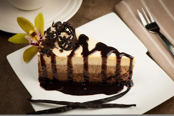 Bolo de chocolate com xarope de chocolate escuro — Fotografia de Stock