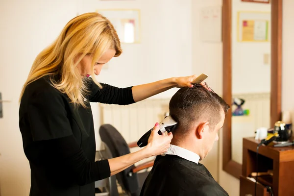 Parrucchiere femminile taglio capelli di uomo sorridente cliente a bellezza — Foto Stock