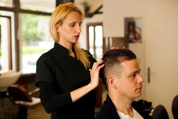 Kobiece fryzjer włosy cięcia uśmiechnięty człowiek klienta na piękno — Zdjęcie stockowe