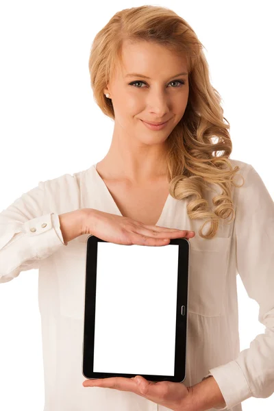 Hermosa mujer caucásica joven sosteniendo una tableta en su mano iso — Foto de Stock