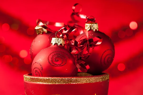 Adornos navideños en un jarrón con guante rojo de santa claus — Foto de Stock