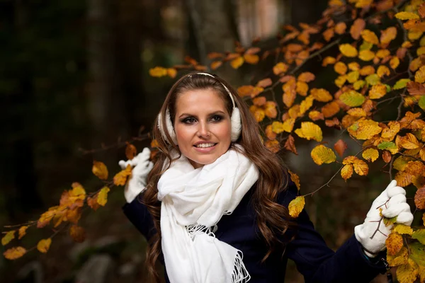 Blog style pretty young woman on a walk in forest on late autumn — Stock Photo, Image