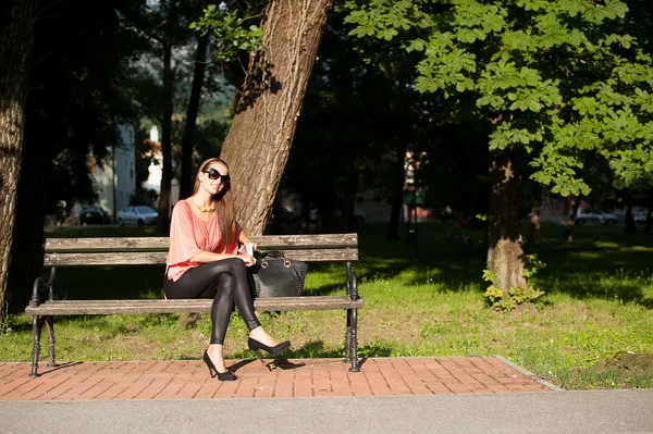 Blog stílus gyönyörű barna nő divatos ruha pózol — Stock Fotó