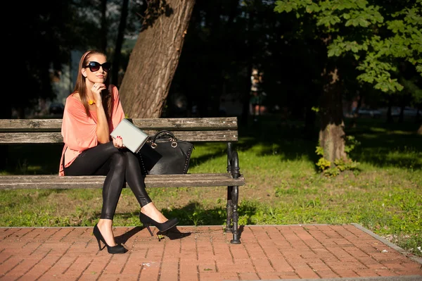 Blog stijl mooie brunette vrouw in modieuze kleding poseren — Stockfoto