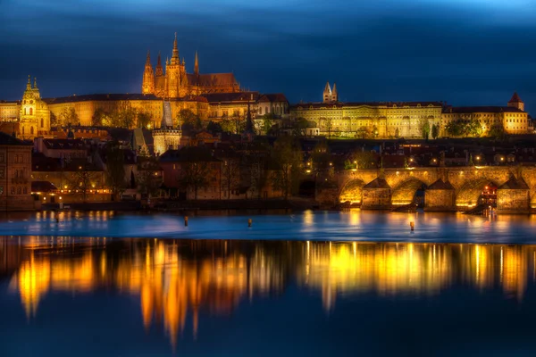 Bela e histórica Ponte Charles com castelo no fundo — Fotografia de Stock