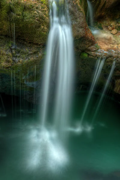 Pequeña cascada en las gargantas del río Soca en los Alpes eslovenos Central E — Foto de Stock
