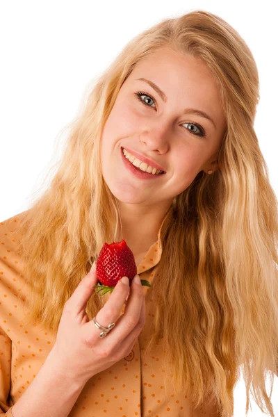 Linda loira alegre mulher caucasiana come um grande morango vermelho — Fotografia de Stock