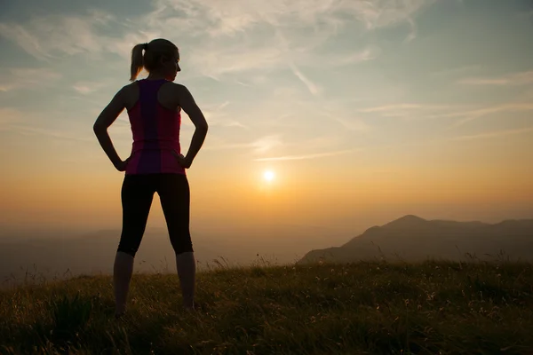 Vacker ung kvinna runns terränglöpning på en mountian bana på — Stockfoto