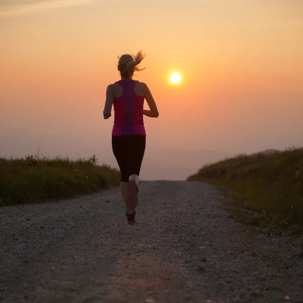 Mooie jonge vrouw runns Langlaufbericht padtekst Mountain op — Stockfoto