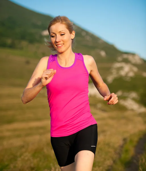 Mooie jonge vrouw runns Langlaufbericht padtekst Mountain op — Stockfoto