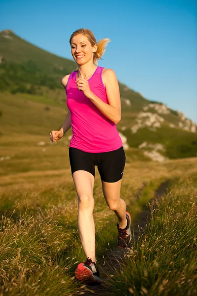 Mooie jonge vrouw runns Langlaufbericht padtekst Mountain op — Stockfoto