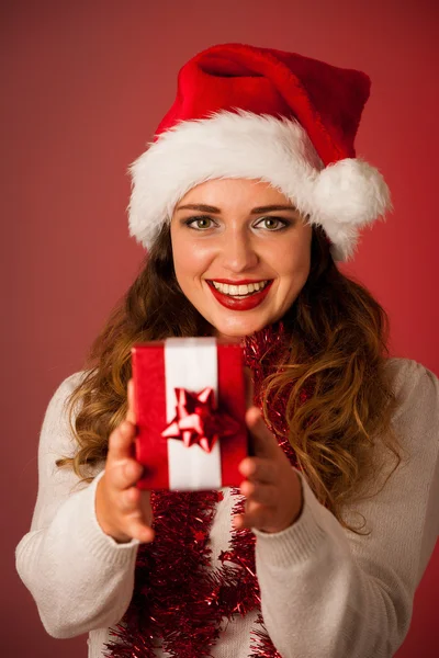 Ganska asiatiska kaukasisk kvinna med jultomten hatt firar christmass isolerade över vit bakgrund — Stockfoto