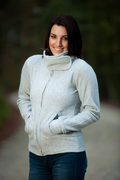 Bella giovane donna caucasica allegra con i capelli castani scuri w — Foto Stock