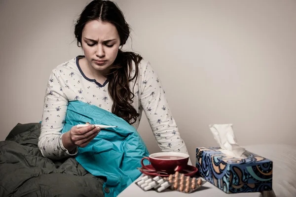 Aziatische Kaukasische vrouw met griep en goudkoorts — Stockfoto