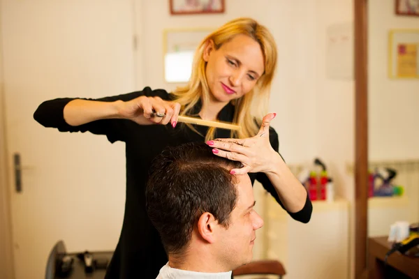 Cabeleireiro feminino corte cabelo de homem sorridente cliente na beleza — Fotografia de Stock