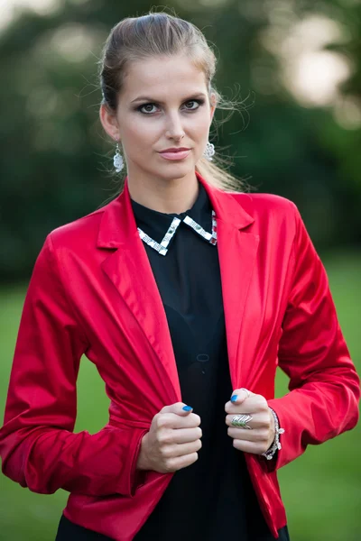 Blog stijl mooie brunette vrouw in modieuze kleding poseren — Stockfoto