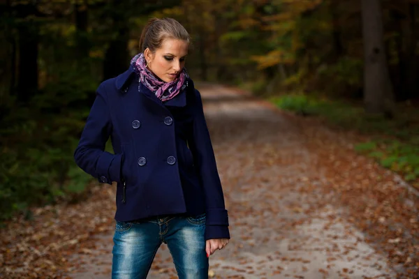 Estilo blog mujer bastante joven en un paseo por el bosque a finales de otoño — Foto de Stock