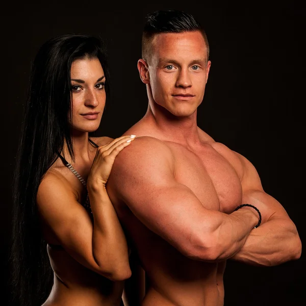 Casal de fitness posa em estúdio - homem e mulher em forma — Fotografia de Stock