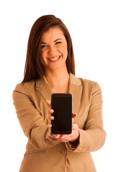 Mulher beleza usando e lendo um telefone inteligente isolado em um branco — Fotografia de Stock