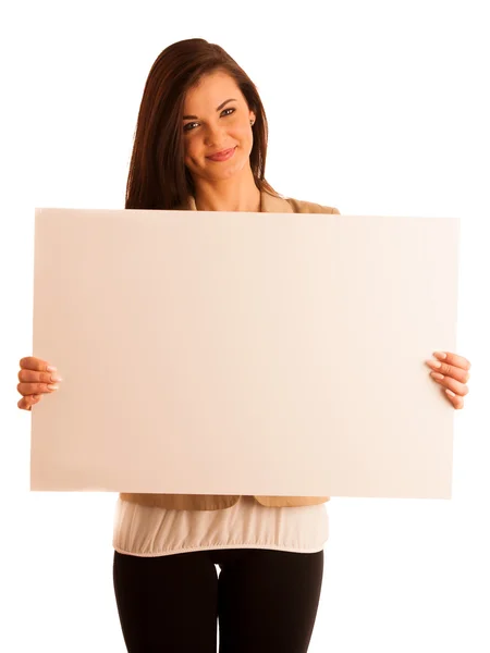 Sonríe retrato de mujer joven con pancarta blanca en blanco, tablero en whi — Foto de Stock