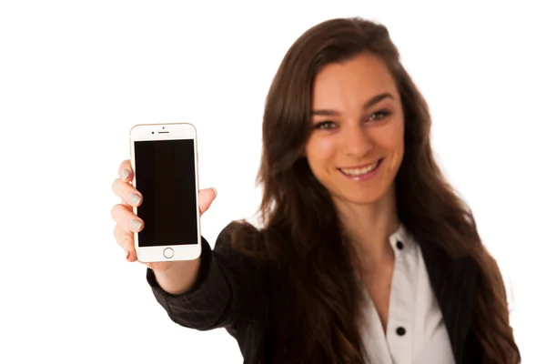 Beautiful young business woman showing a happy note on her smart — Stock Photo, Image
