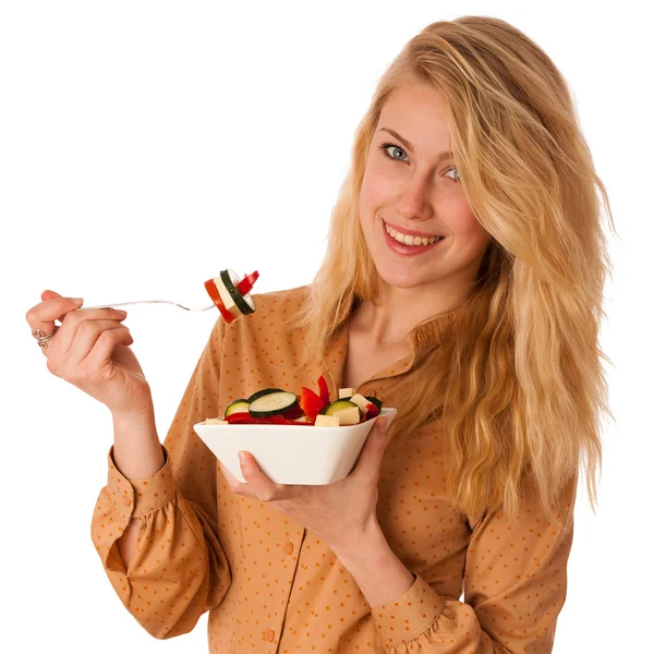 Belle jeune femme blonde caucasienne mange une délicieuse salade a — Photo