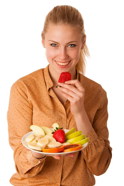 Hermosa joven caucásica rubia mujer sostiene una deliciosa fruta s — Foto de Stock