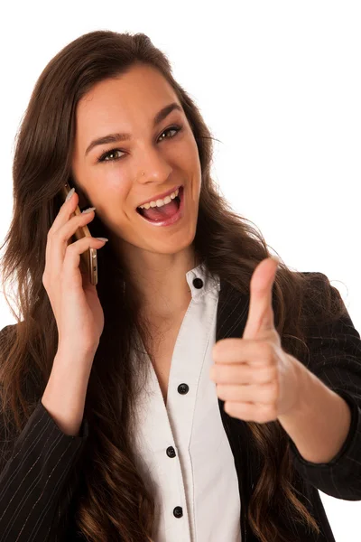 Schöne junge Frau spricht auf einem Handy isoliert über whi — Stockfoto