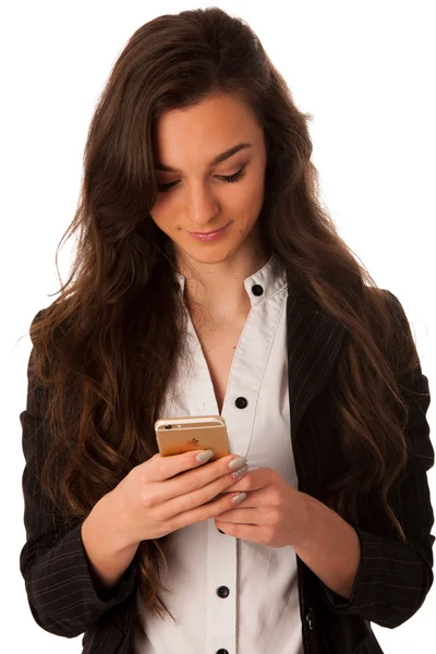 Mulher de negócios jovem bonita digitando uma nota feliz em sua inteligente — Fotografia de Stock