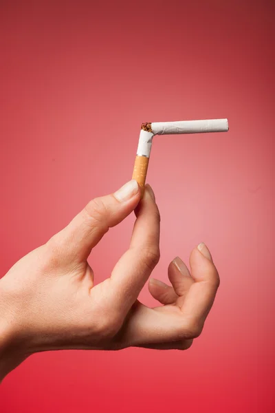 Bela jovem quebra um cigarro como um gesto para sair s — Fotografia de Stock