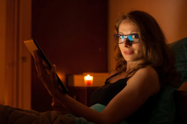 Güzel kadın sörf web tablet uykudan önce yatakta — Stok fotoğraf