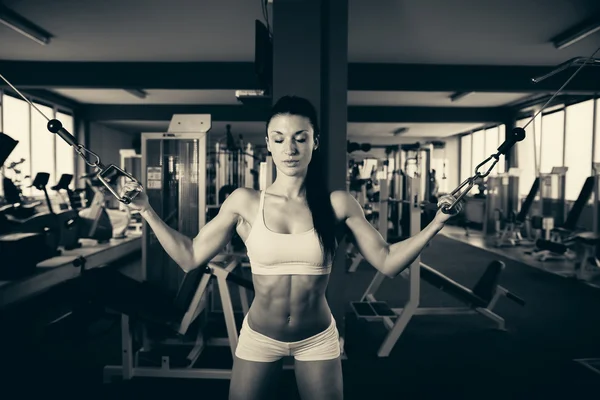Schön fitte Frau trainiert im Fitnessstudio - Mädchen in Fitness — Stockfoto