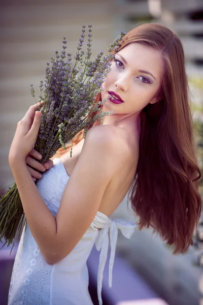 라벤더 밭에 아름 다운 젊은 여자 — 스톡 사진