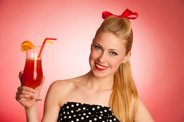 Vacker ung blond kaukasiska pinup kvinna med ett glas av coc — Stockfoto