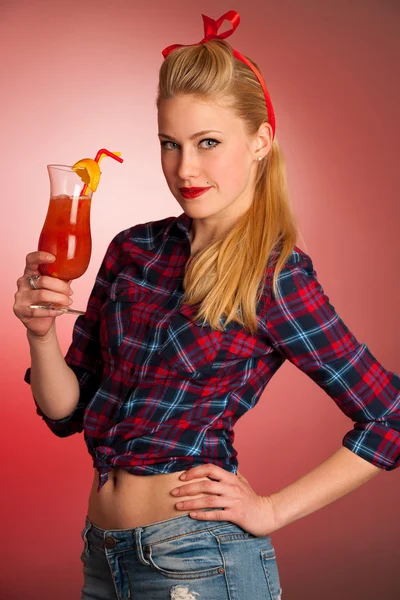 Hermosa joven rubia caucásica pinup mujer con un vaso de coc —  Fotos de Stock