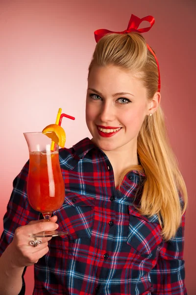 Hermosa joven rubia caucásica pinup mujer con un vaso de coc —  Fotos de Stock