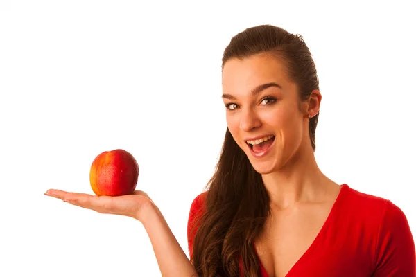 Hermosa mujer caucásica asiática feliz en camiseta roja sosteniendo rojo — Foto de Stock