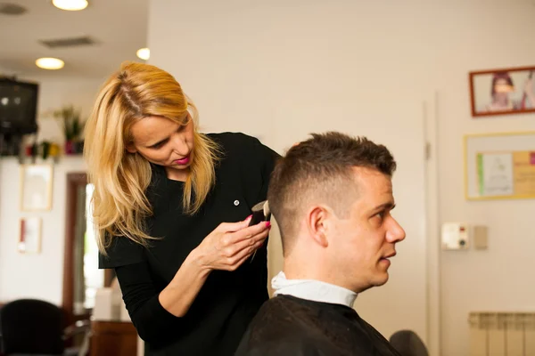 Cabeleireiro feminino corte cabelo de homem sorridente cliente na beleza — Fotografia de Stock