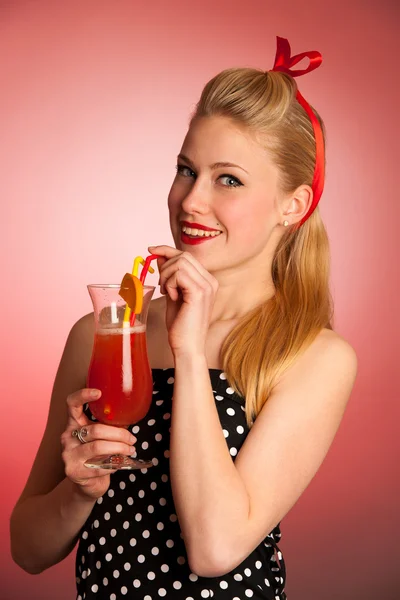 Coc のガラスと美しい若い金髪白人ピンナップ女性 — ストック写真